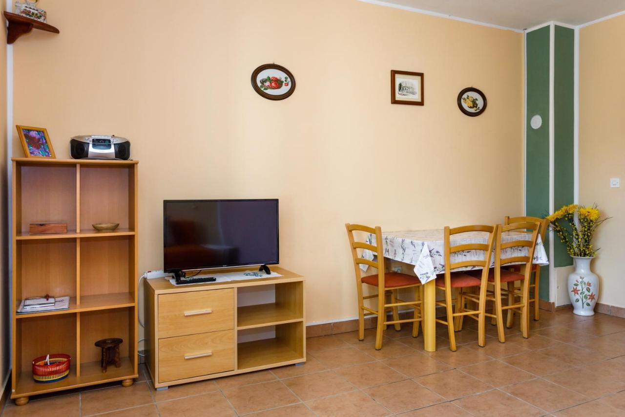 Apartments With A Parking Space Kornic, Krk - 5306 Exterior photo